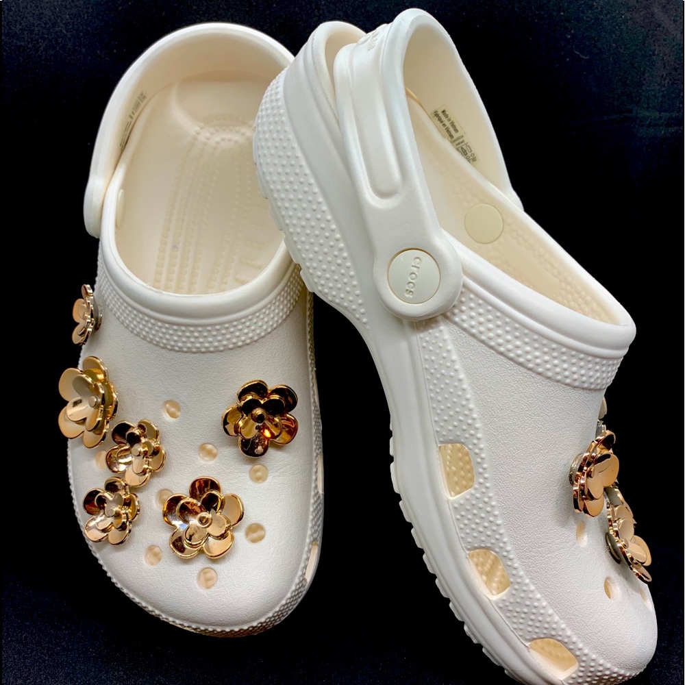 Crocs “Classic Radiant Clog  with Rose Gold